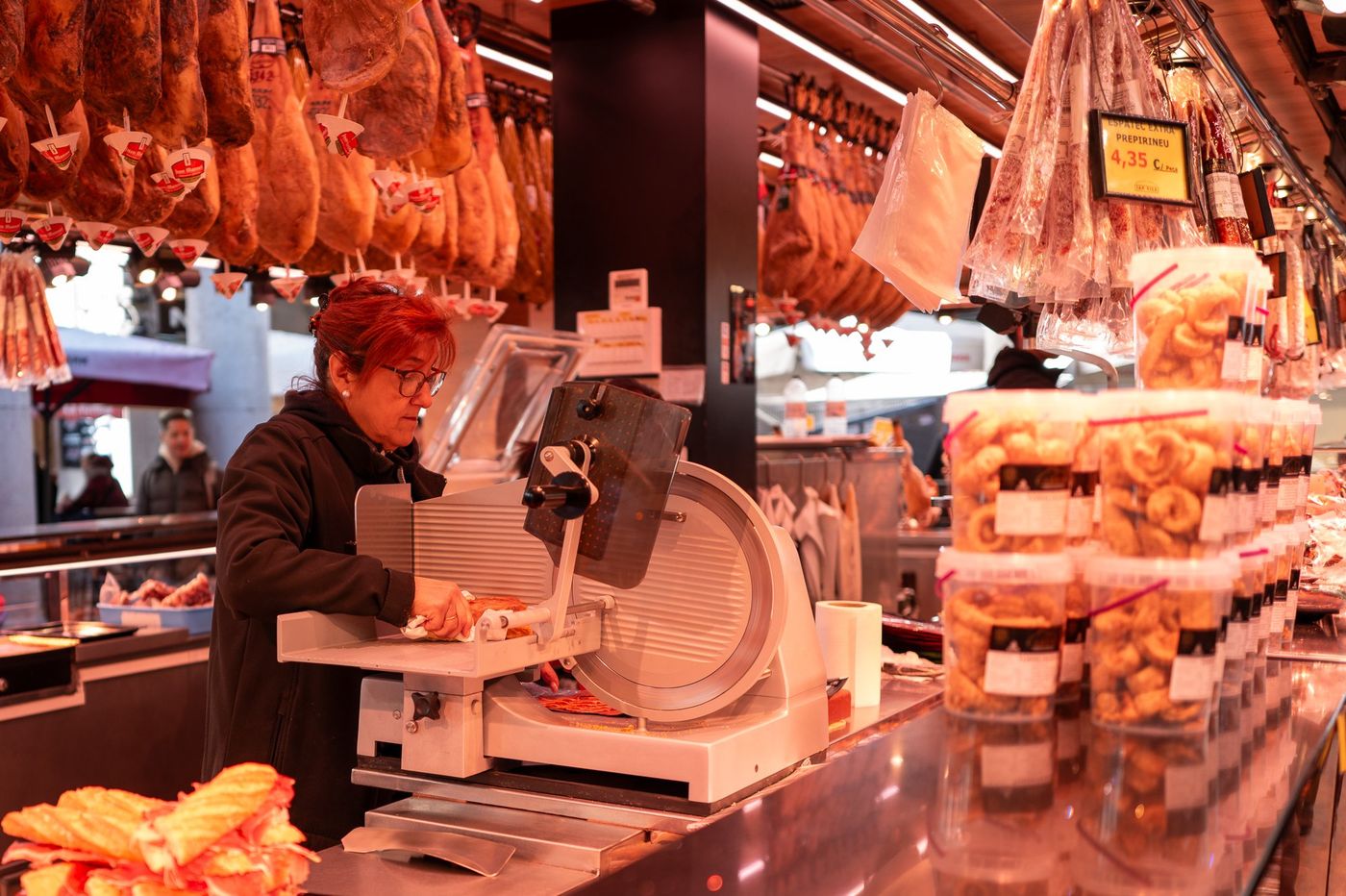 Etal de jambons suspendus au marche de la Boqueria, Barcelone