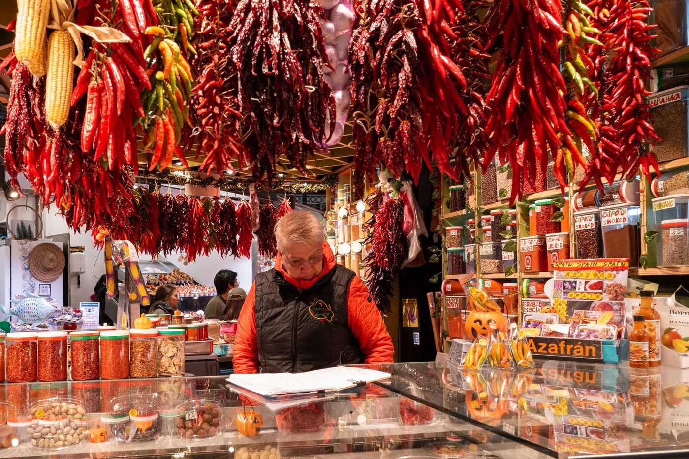 Piments et epices suspendus a un etal du marche, Barcelone