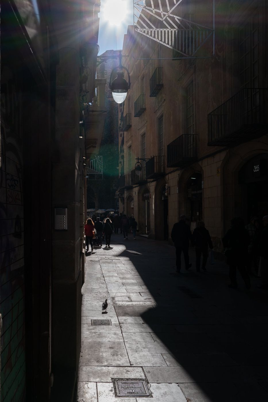 Ruelle sombre en soiree dans le quartier gothique, Barcelone