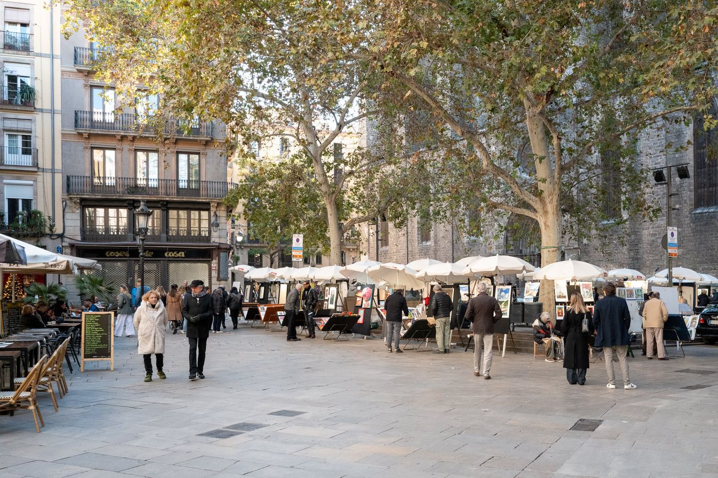 Marche en plein air sous les arbres de la Rambla, Barcelone