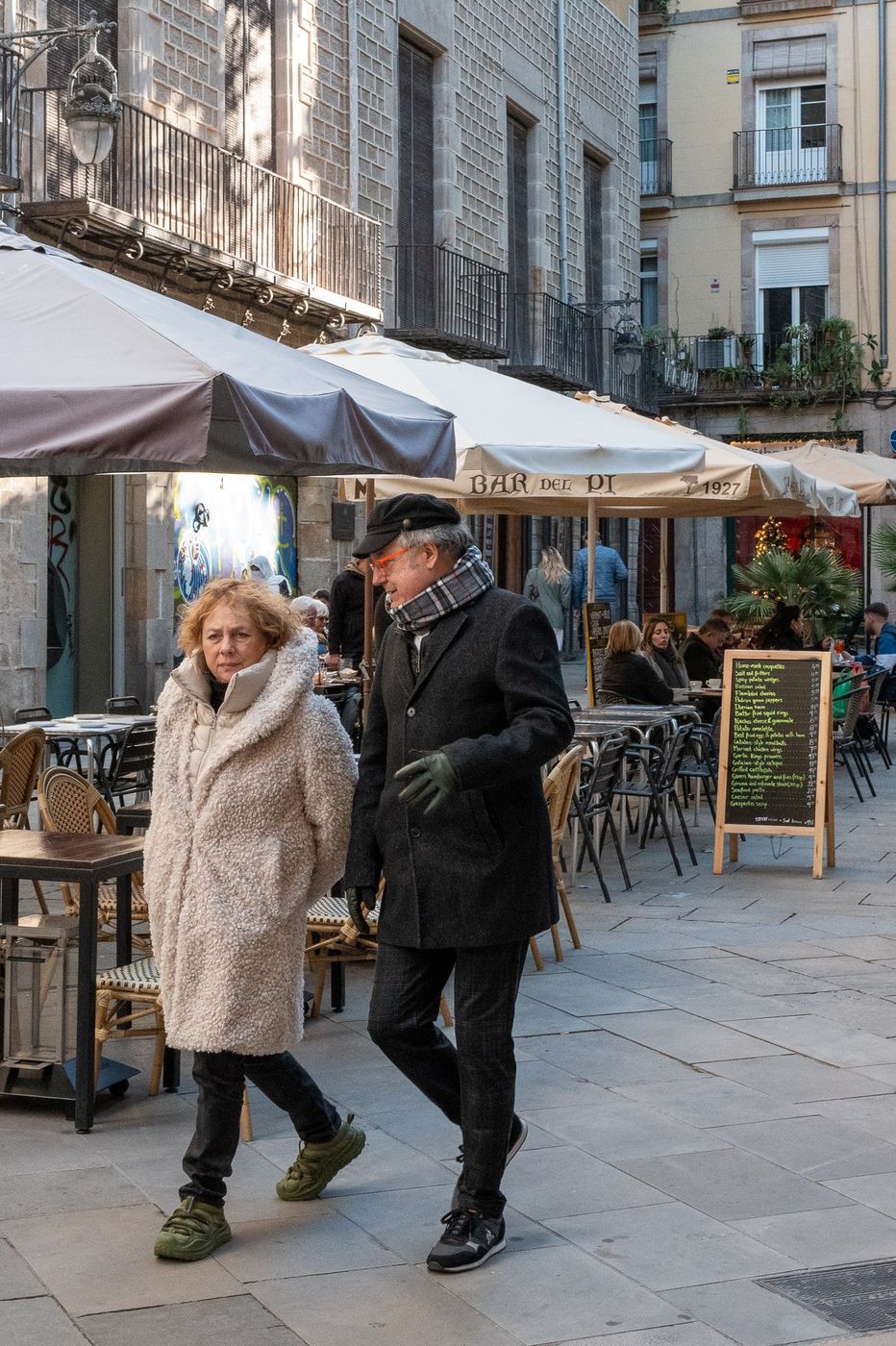 Couple marchant dans une rue commercante, Barcelone