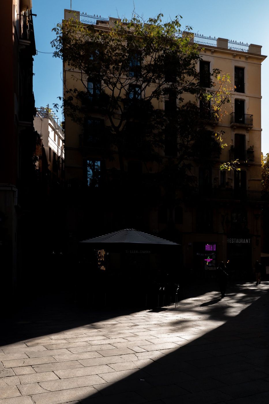 Ruelle ensoleillee du quartier gothique, Barcelone