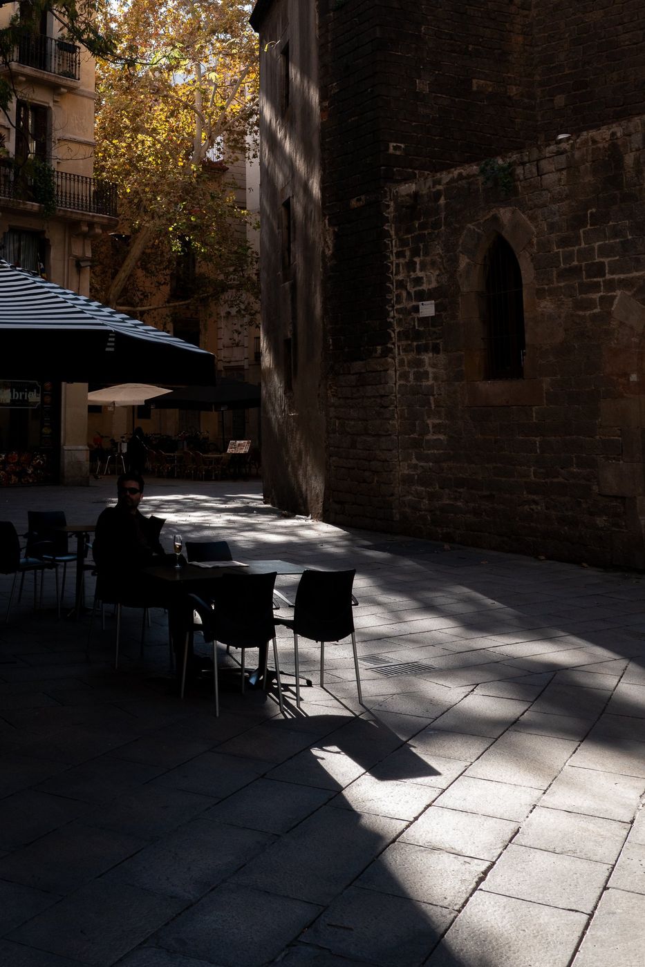 Terrasse de cafe a l'ombre d'un immeuble, Barcelone
