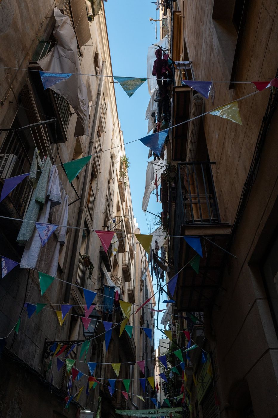 Guirlande de fanions colores entre deux immeubles, Barcelone