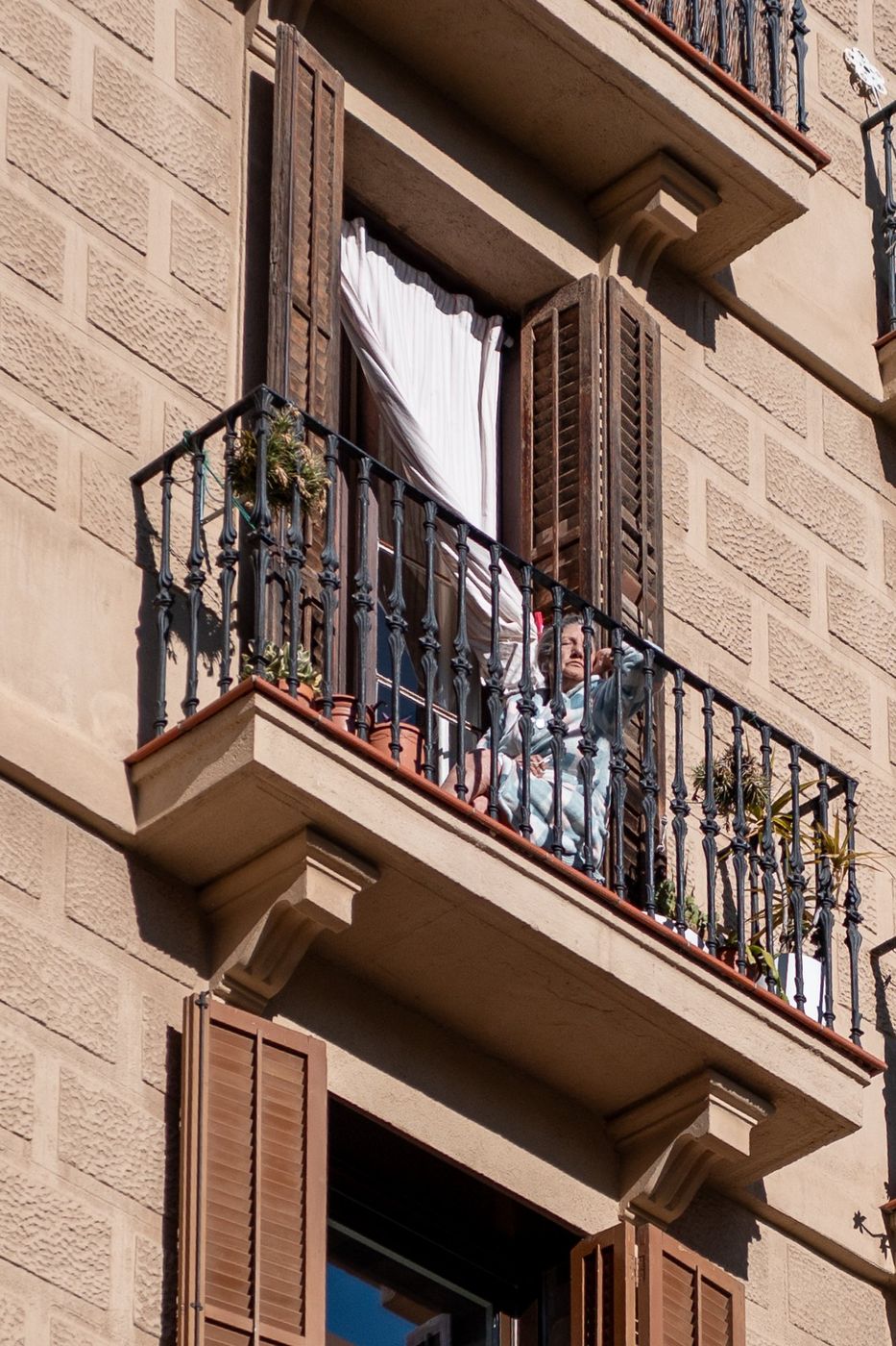 Balcon en fer forge sur une facade catalane, Barcelone