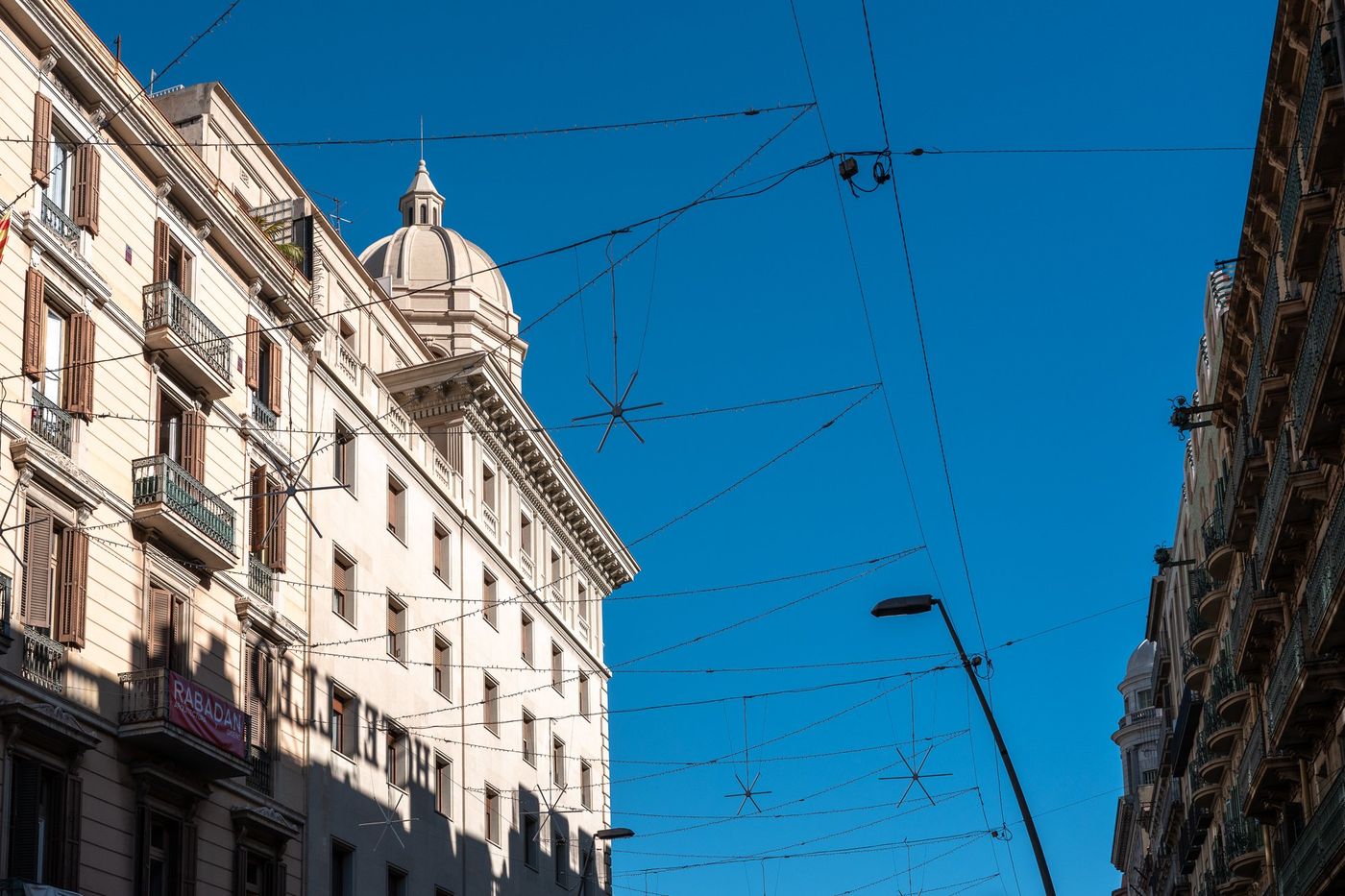 Tour et lignes de tramway sous un ciel bleu, Barcelone