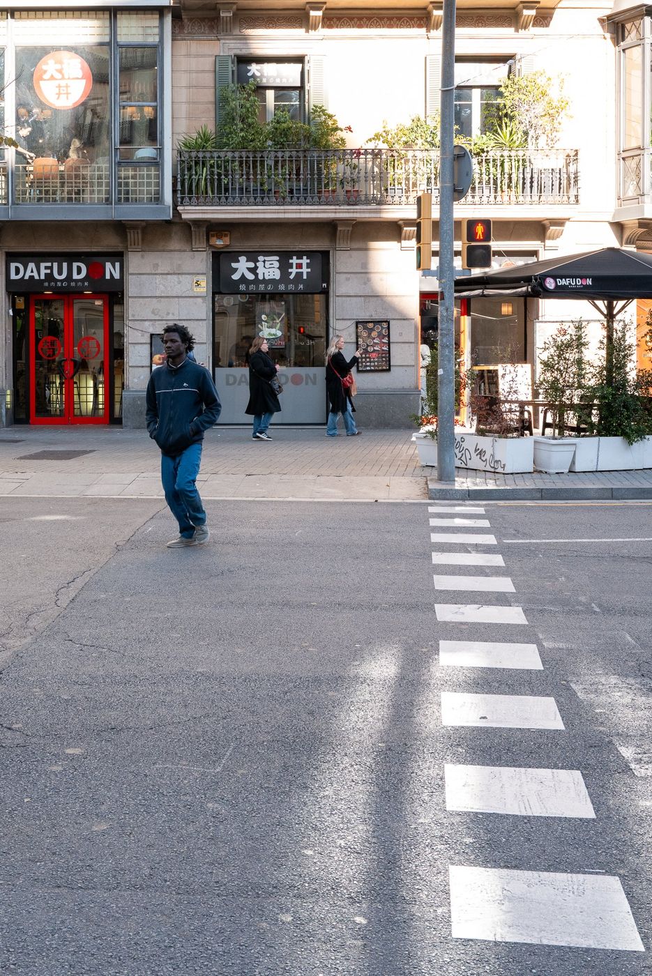 Passage pieton devant une devanture de commerce, Barcelone