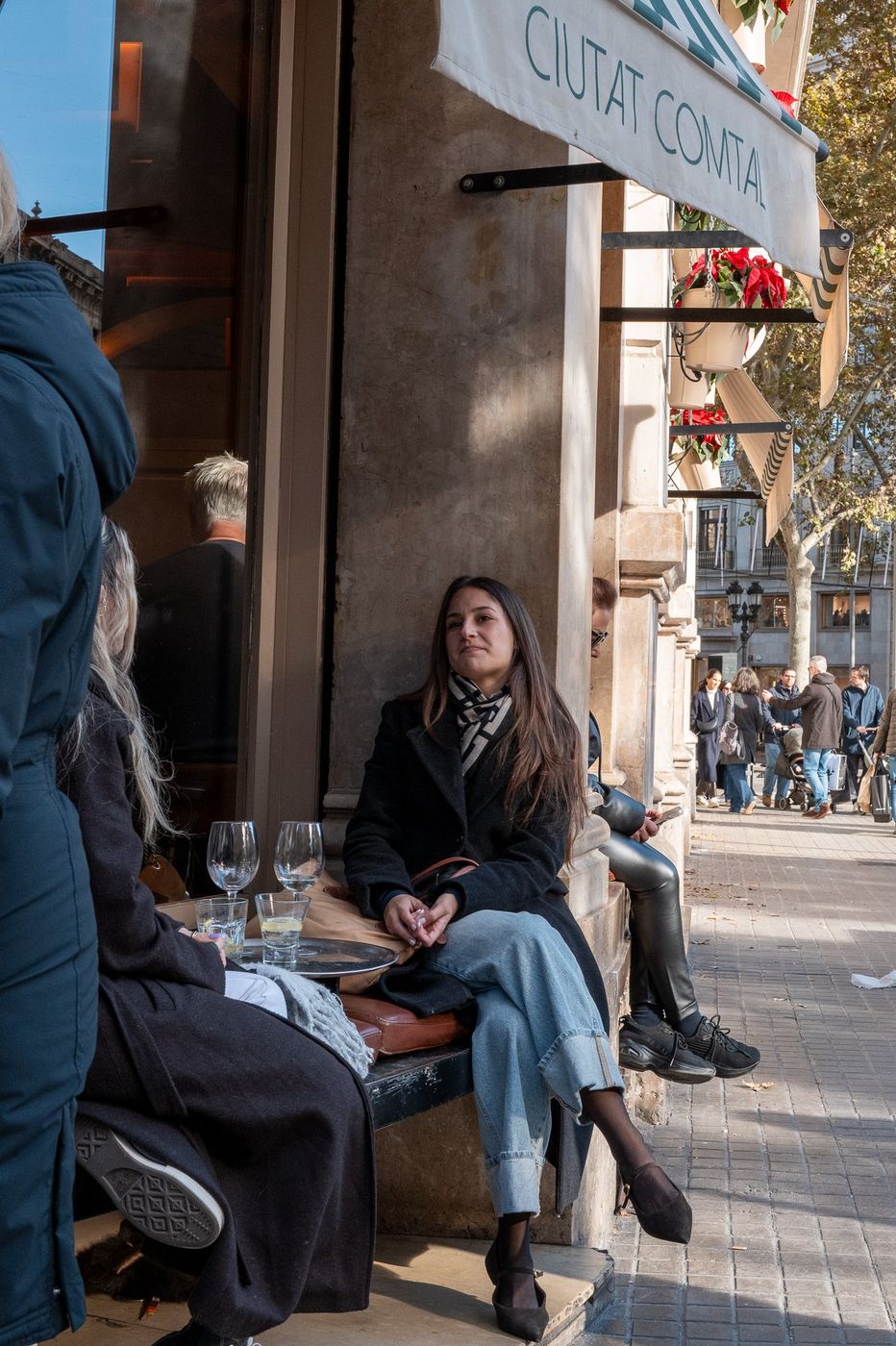 Deux personnes assises sur un banc dans une rue, Barcelone