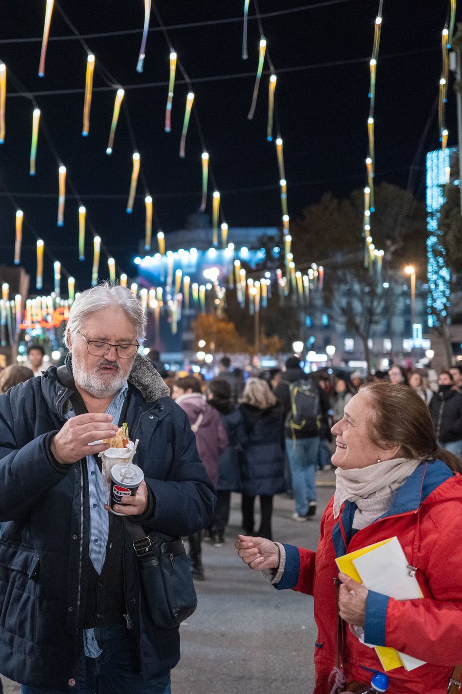 Guirlandes lumineuses au-dessus d'une rue commercante, Barcelone