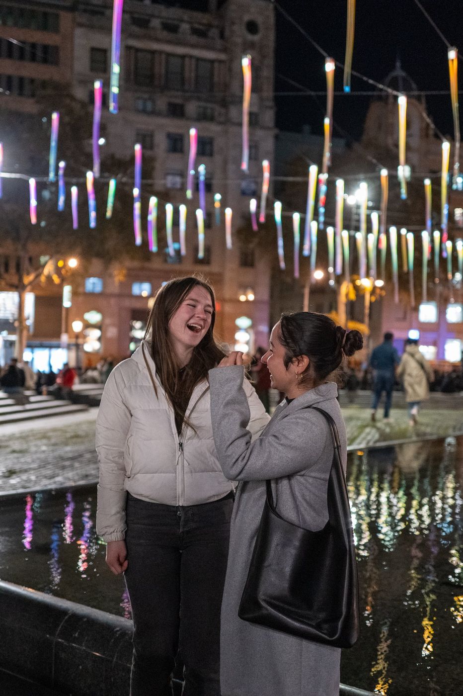 Passants sous des guirlandes lumineuses en soiree, Barcelone