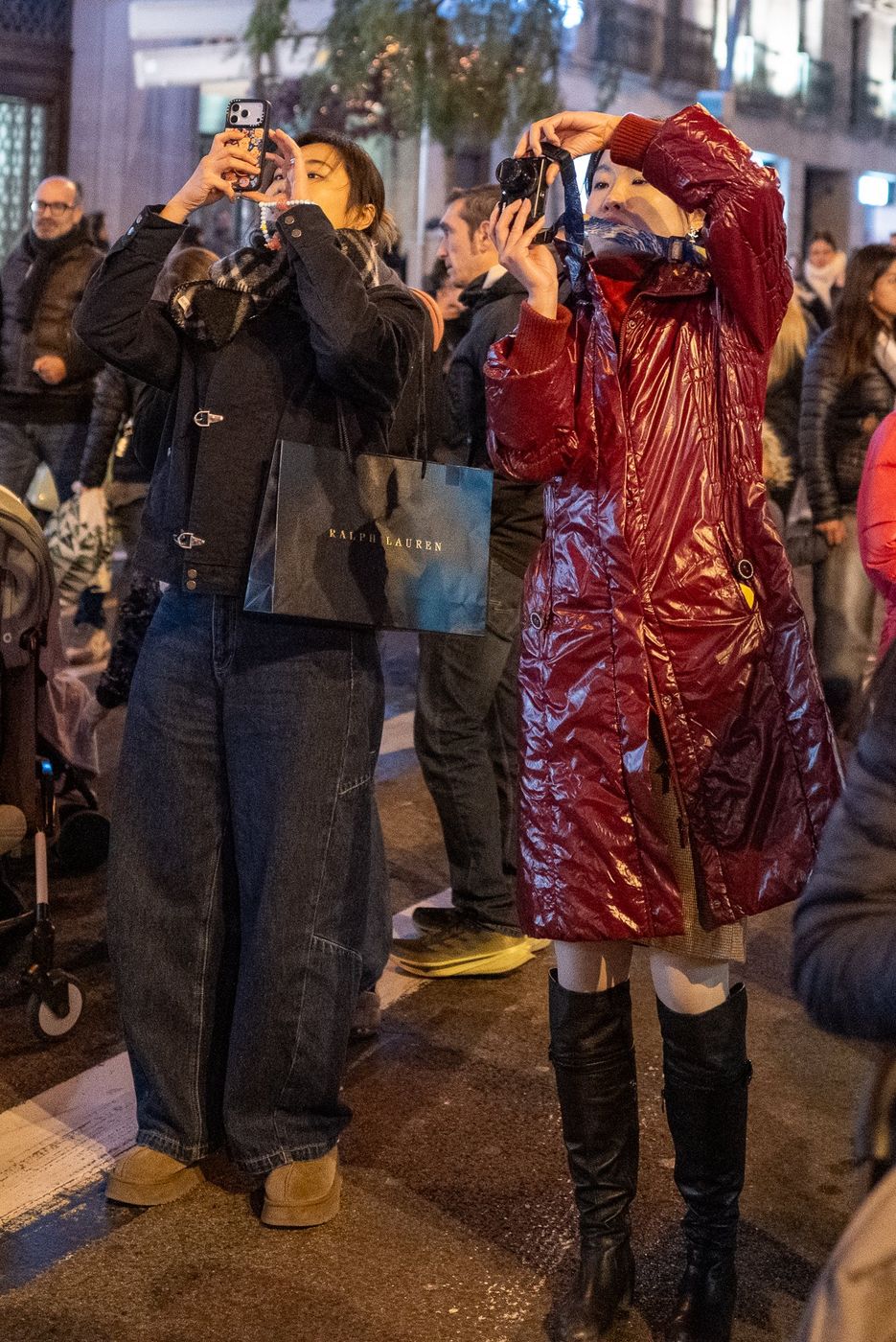 Artiste de rue costume pris en photo par des touristes, Barcelone