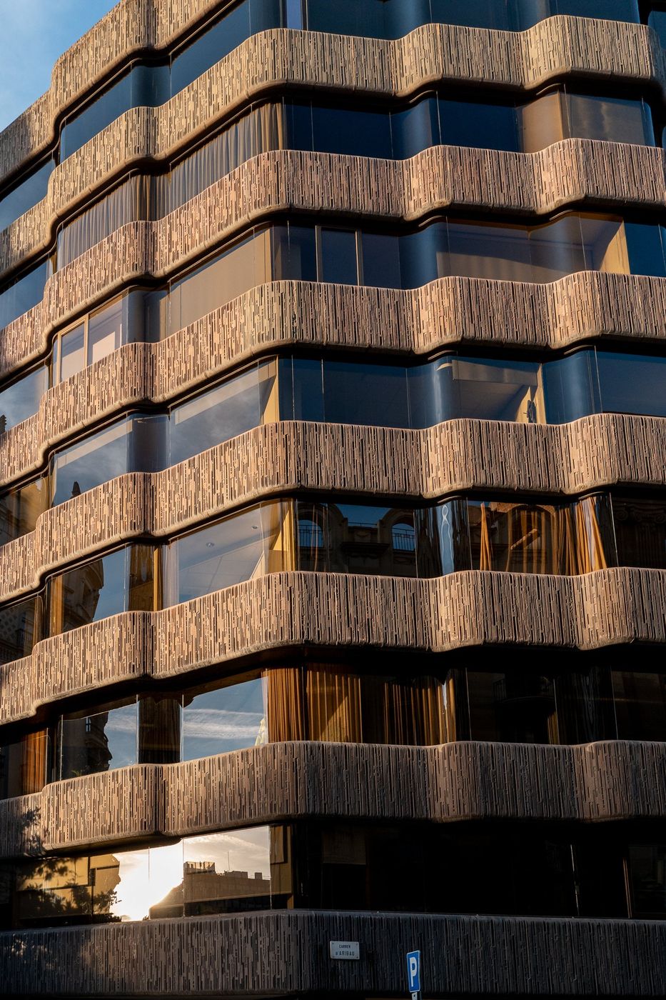Facade d'immeuble moderniste aux lignes ondulees, Barcelone