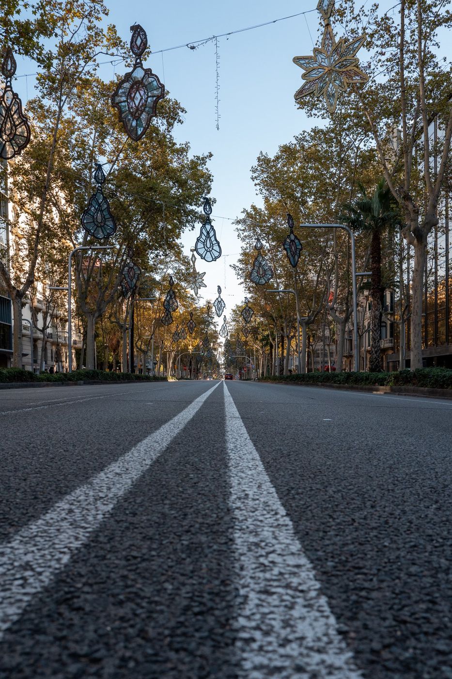 Avenue vide avec lignes blanches au sol, Barcelone
