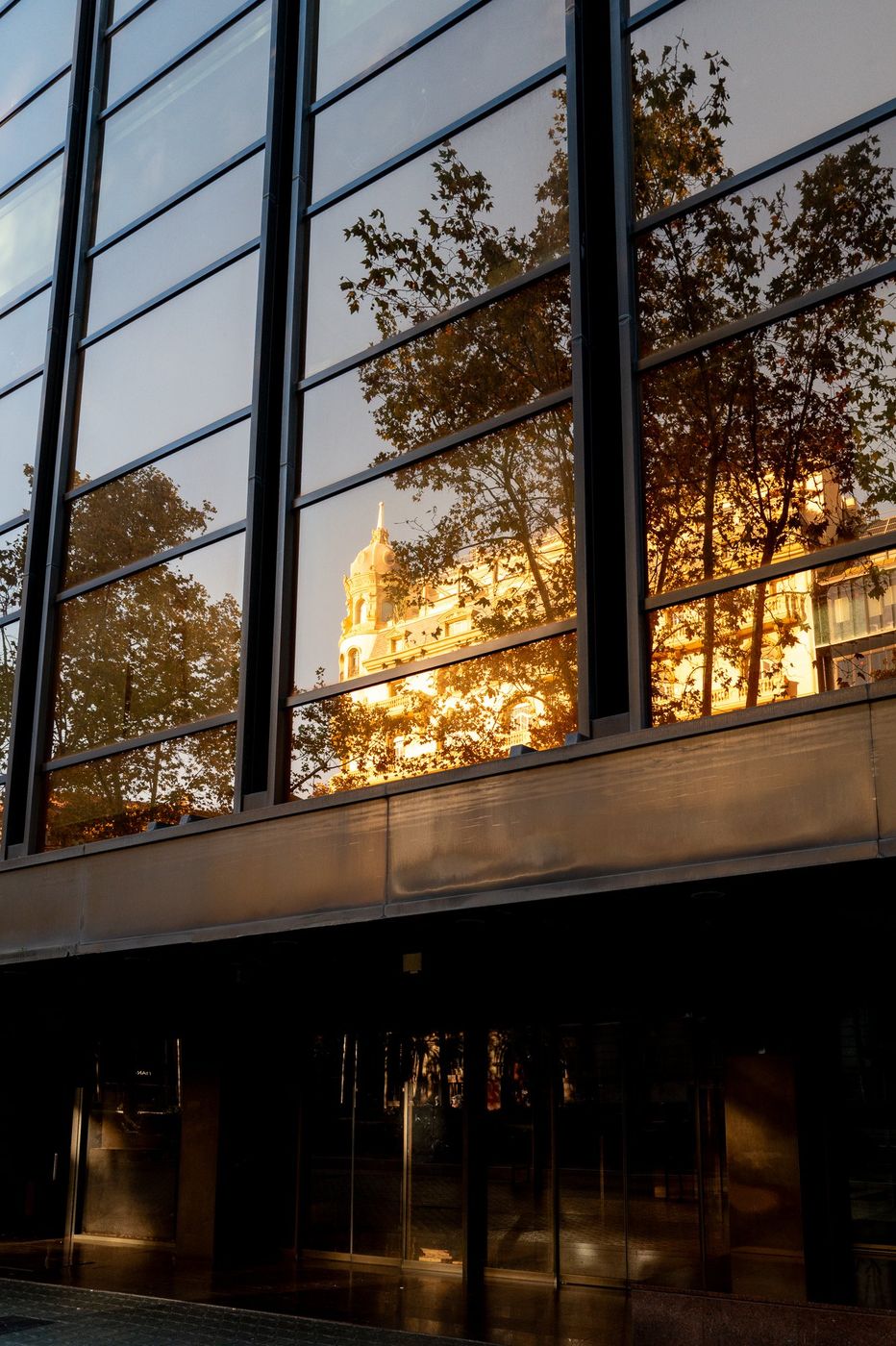 Reflets dans une vitrine eclairee le soir, Barcelone