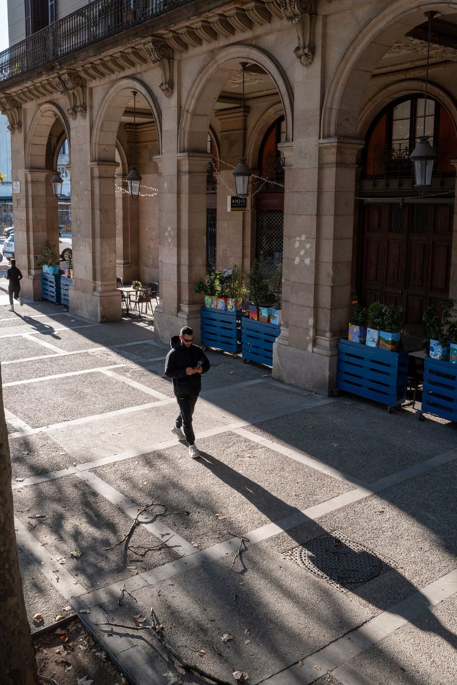 Passant traversant une rue en contre-jour, Barcelone