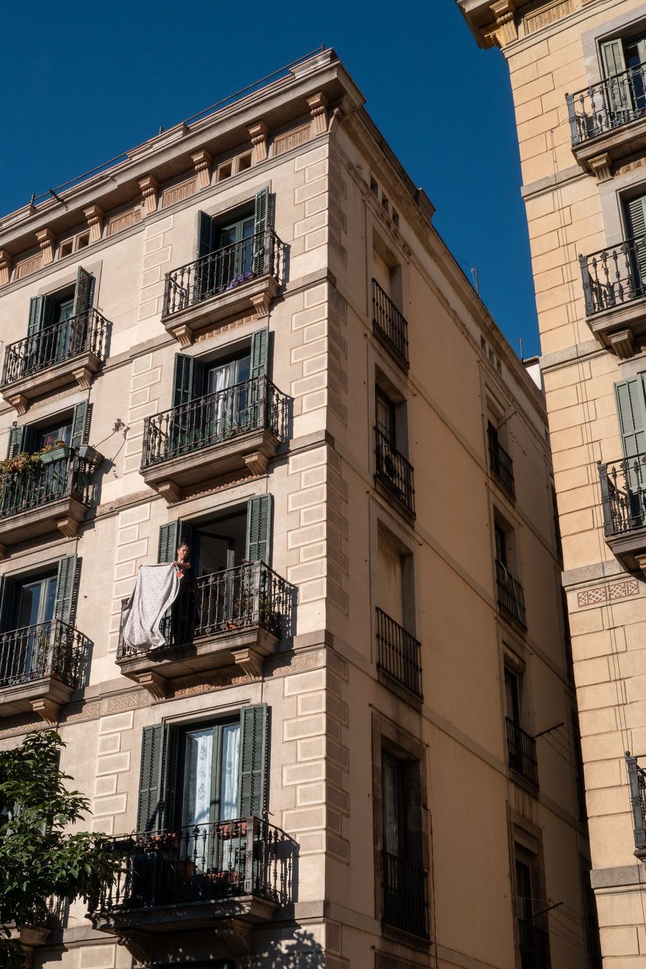 Facades catalanes avec balcons en fer forge, Barcelone