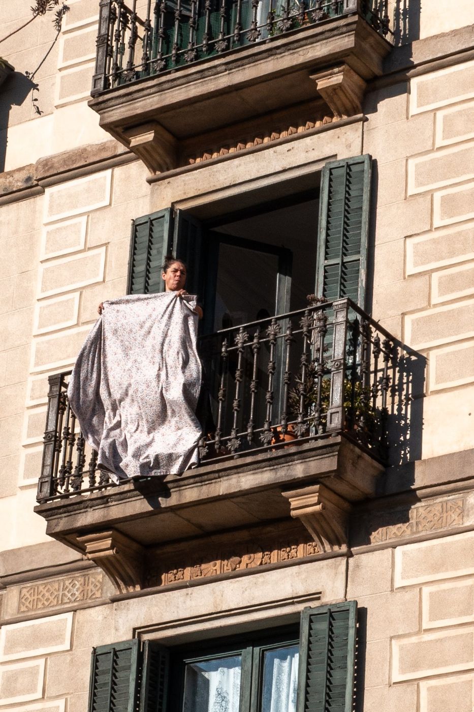 Linge suspendu a un balcon traditionnel, Barcelone
