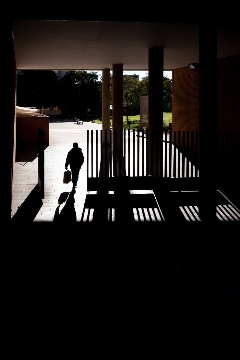 Silhouette solitaire a travers une grille en contre-jour, Barcelone