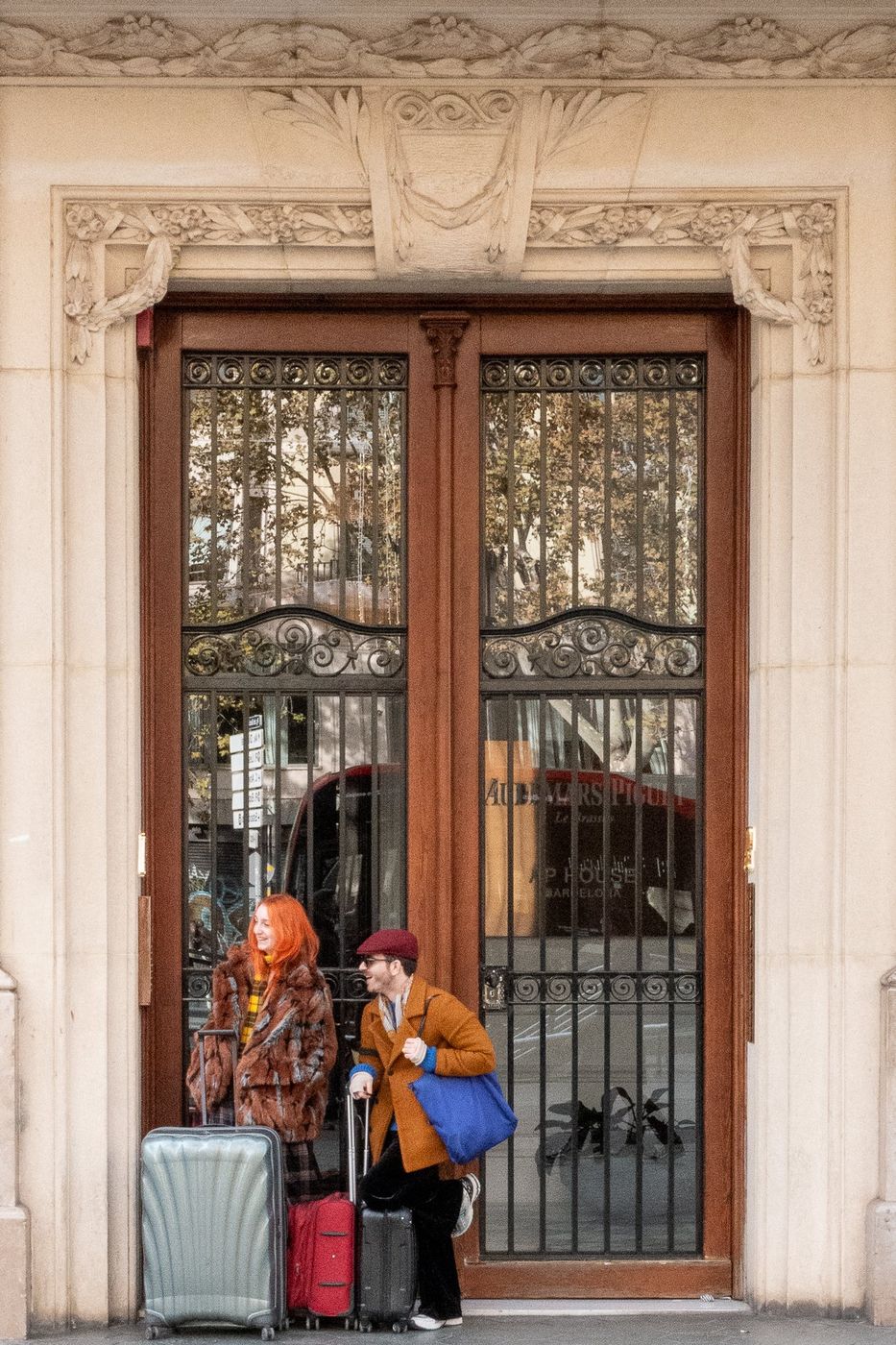 Porte ancienne en bois d'un immeuble catalan, Barcelone