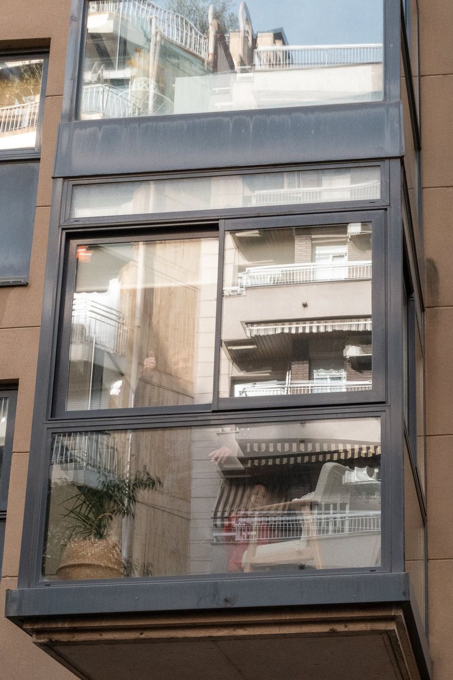 Reflets dans la verriere d'un immeuble moderne, Barcelone
