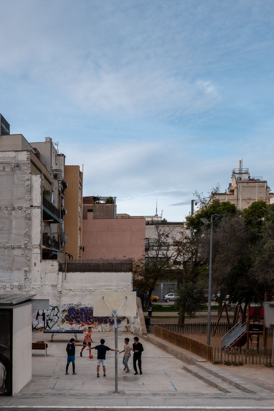 Place animee avec passants sous un ciel degage, Barcelone