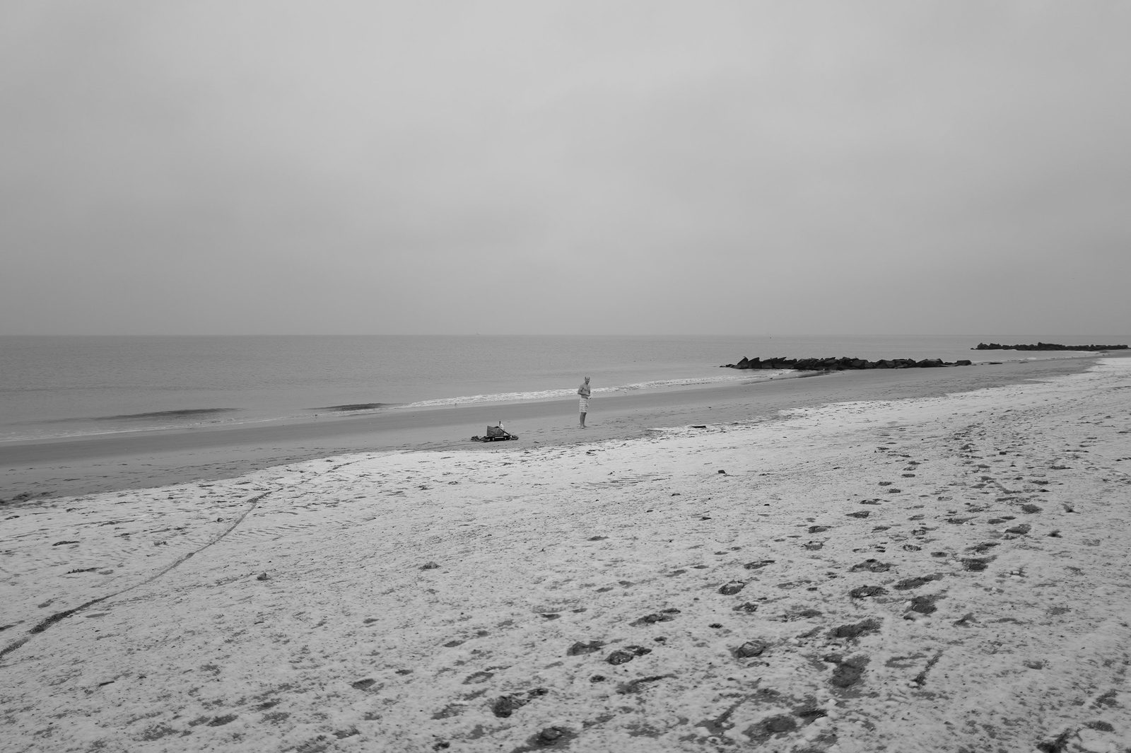 Promeneur solitaire sur une plage vide, Coney Island