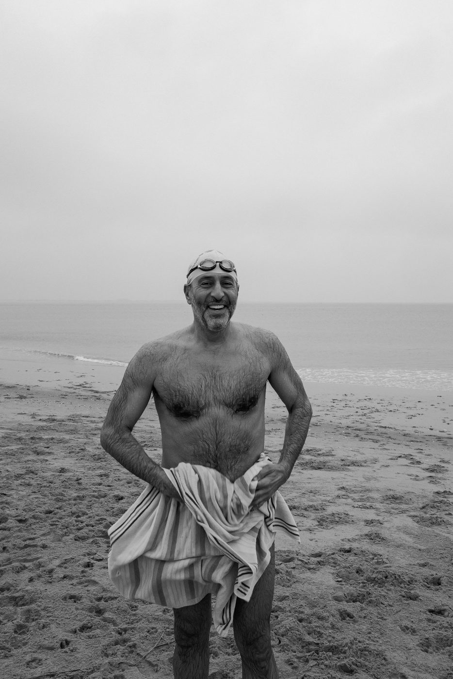 Nageur souriant s'essuyant avec une serviette rayee, Coney Island