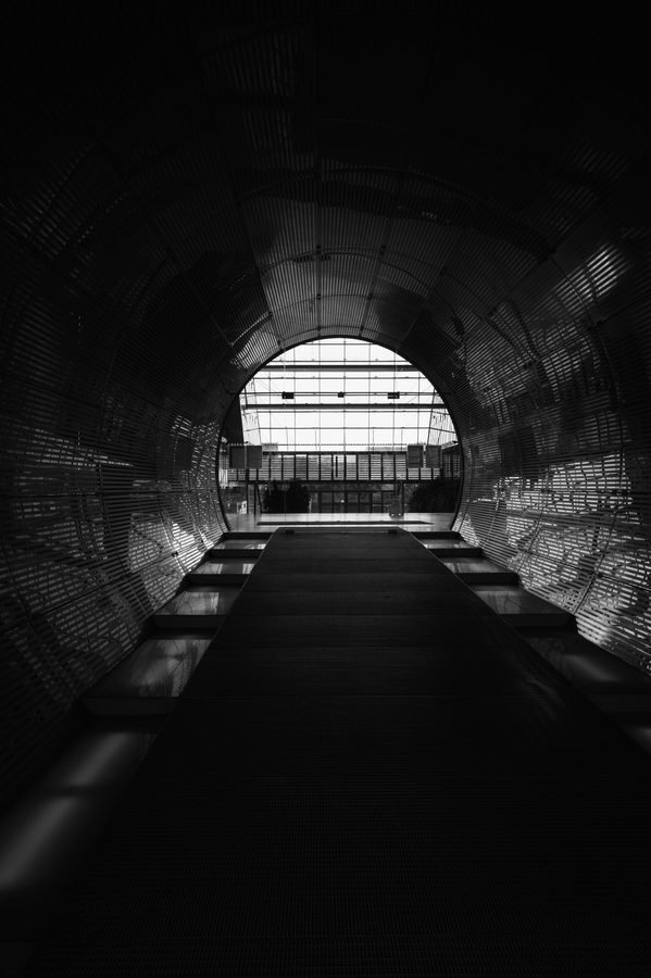 Tunnel en perspective avec lumiere au bout, Berlin