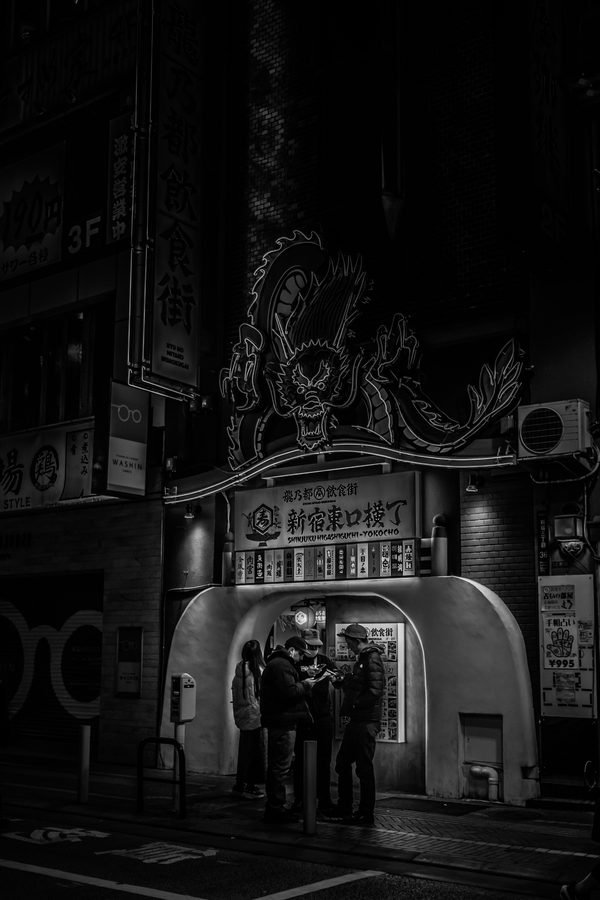 Enseigne lumineuse d'une devanture animee la nuit, Tokyo