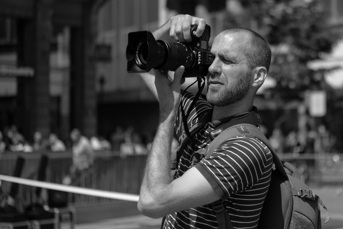 Photographe en action a la Zinneke Parade, Bruxelles (planche 004)