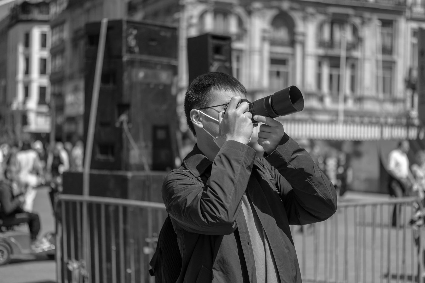 Photographe en action a la Zinneke Parade, Bruxelles (planche 005)