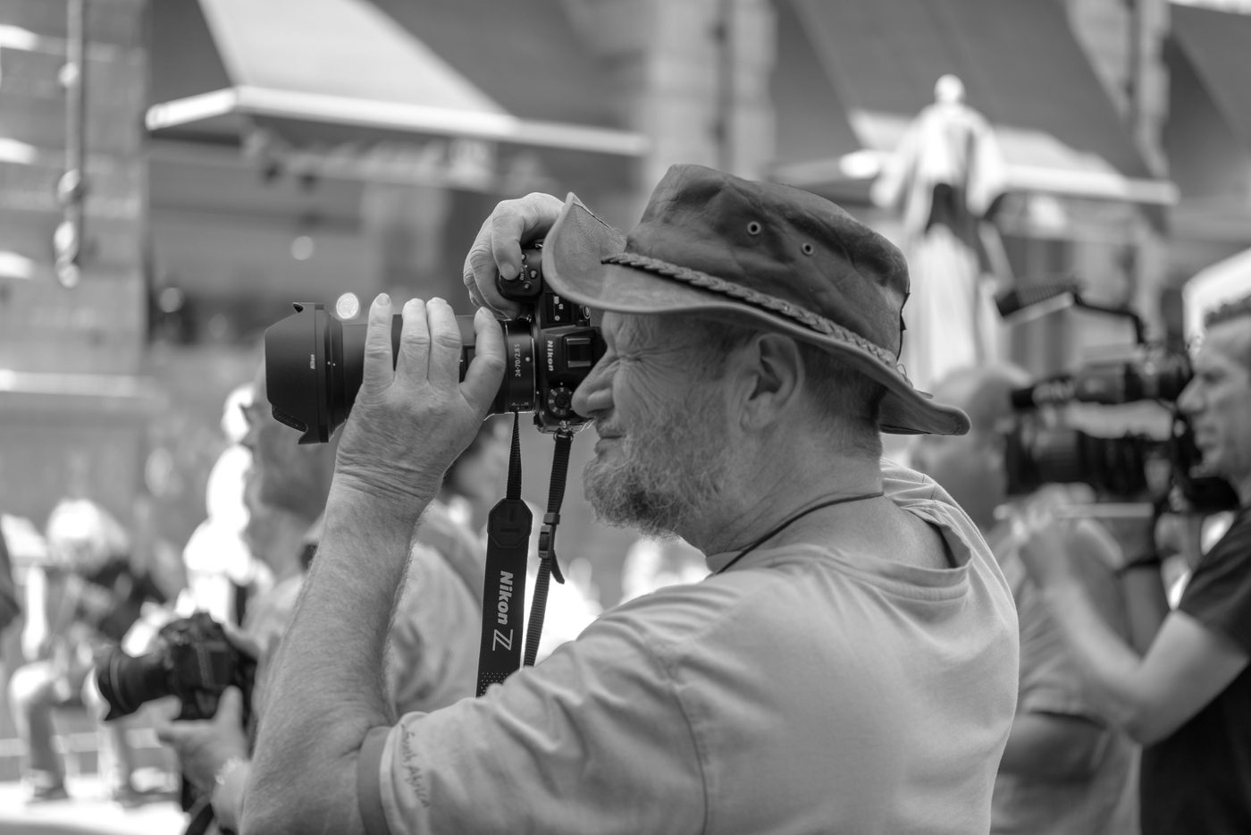 Photographe en action a la Zinneke Parade, Bruxelles (planche 007)
