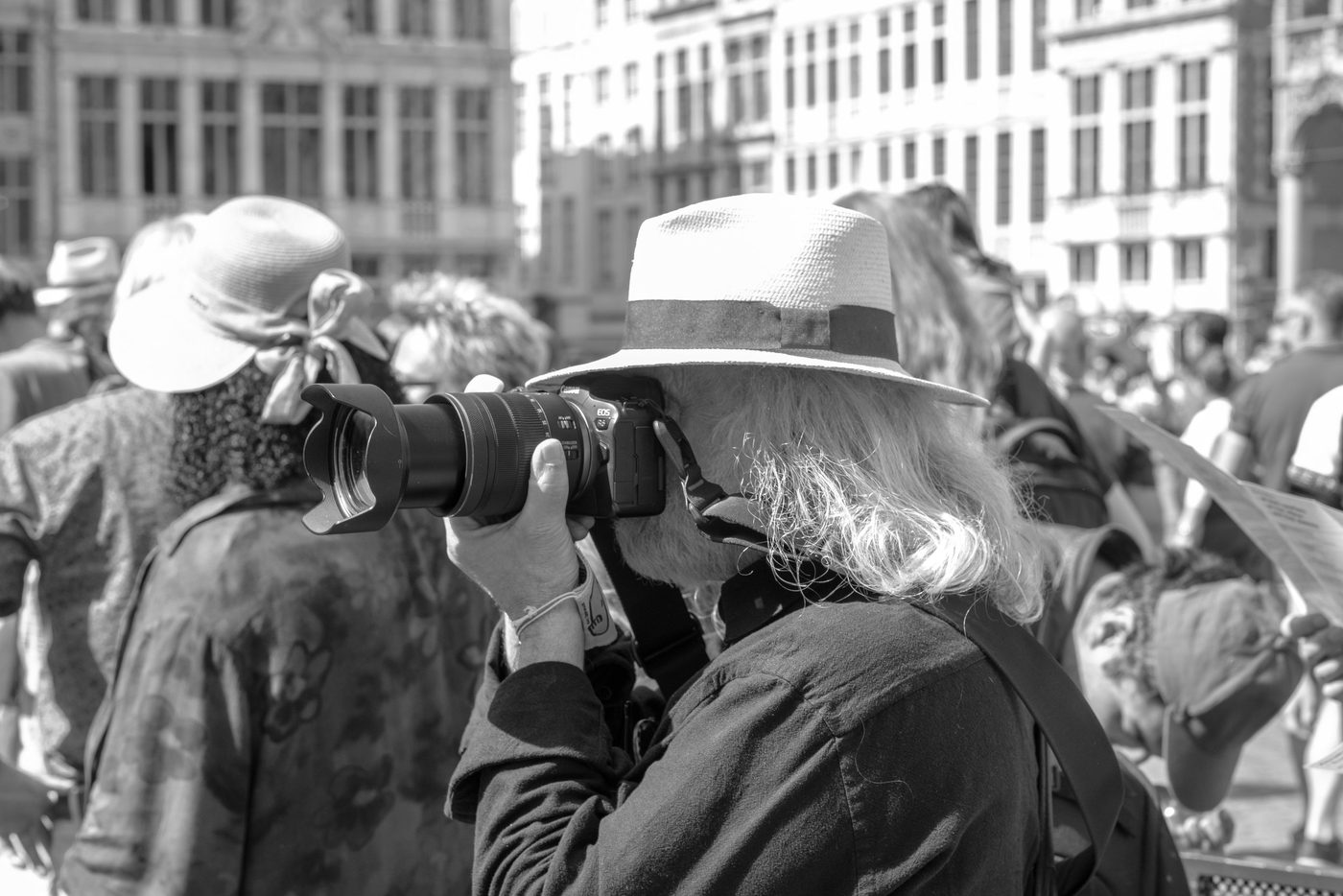 Photographe en action a la Zinneke Parade, Bruxelles (planche 013)
