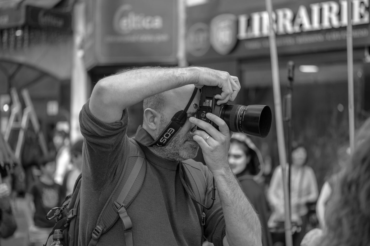 Photographe en action a la Zinneke Parade, Bruxelles (planche 022)