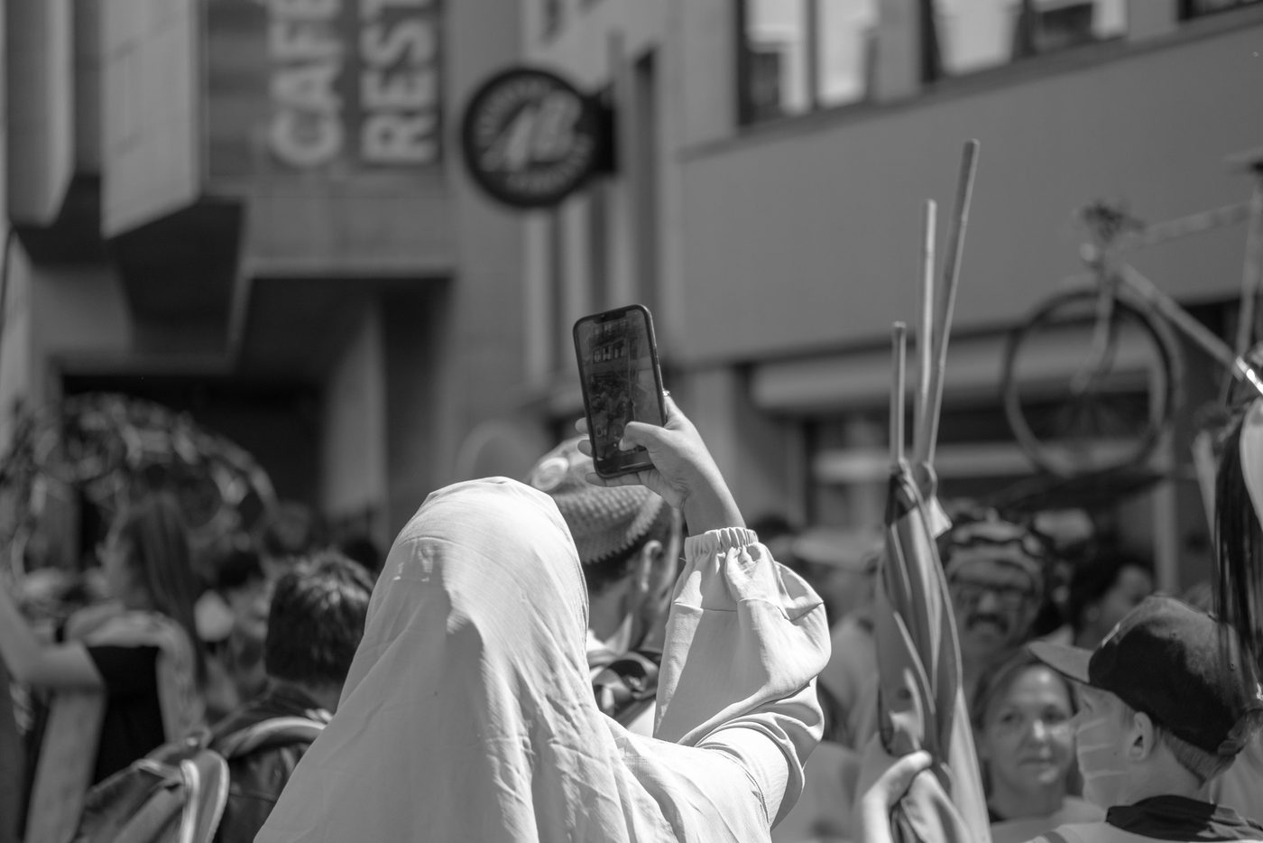 Photographe en action a la Zinneke Parade, Bruxelles (planche 030)