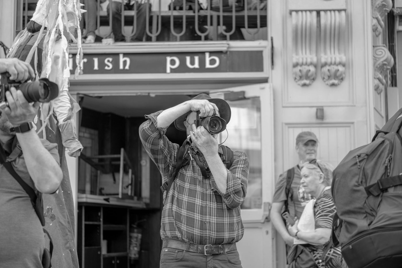 Photographe en action a la Zinneke Parade, Bruxelles (planche 052)