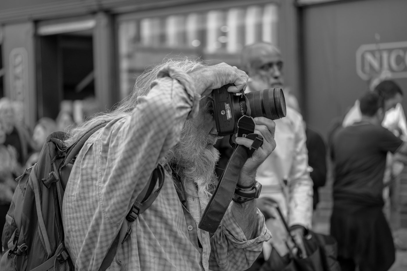 Photographe en action a la Zinneke Parade, Bruxelles (planche 067)